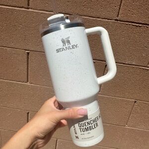 Stanley 40oz White Sparkly •Brand New •Never used •willing to negotiate!